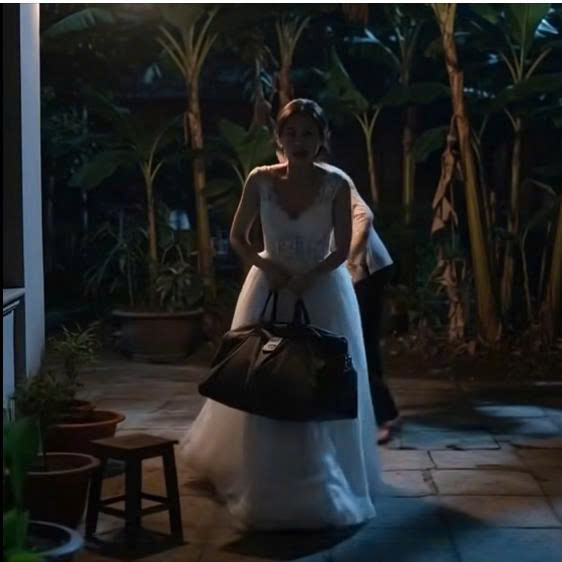 Cô dâu chưa kịp cởi váy cưới, bà giúp việc đã lao đến cảnhbáo “Đi ngay đi còn kị p”