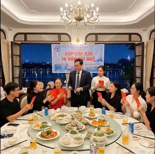 Đi họp lớp, người bạn già u nhất phát cho mỗi người 1 phong ..