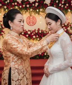 Phát hiện thông gia đưa cái kiềng vàng gi;;ả để trao cho con trong đám cưới, mẹ cô dâu có màn đáp trả cao tay khiến cả rạp cươí n;áo lo;;ạn