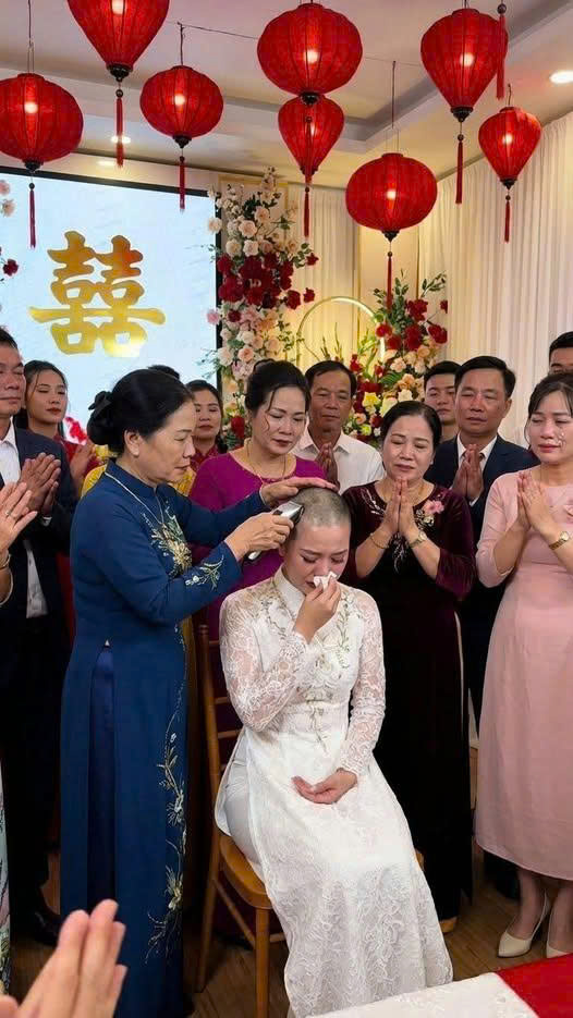 Nhưng chỉ một tiếng sau khi trang điểm xong, cô đã phải đứng run rẩy trong phòng thay đồ của nhà trai, nhìn bà Thoa — mẹ chồng tương lai — mặt lạnh như băng. Bà cầm cái tông đơ bật rẹt rẹt ngay trước mặt Vy