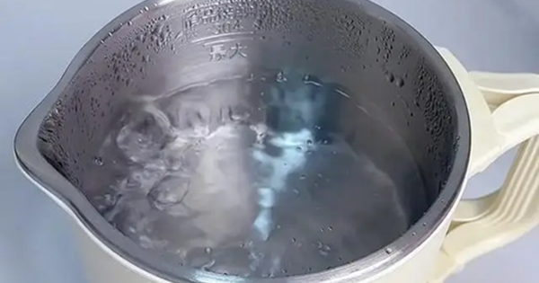 Một người ƌun nước, cả nhà mắc u;;ng th;;ư? 3 thói quen ƌun nước “ƌầu ƌộc” cả giɑ ƌình nhiều người không hɑy Ьiết –