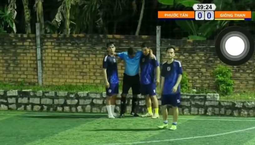 Trọng tài Việt Nam đ;;ột qu;;ỵ trên sân bóng, qua đời sau cơn đ;au ng ực