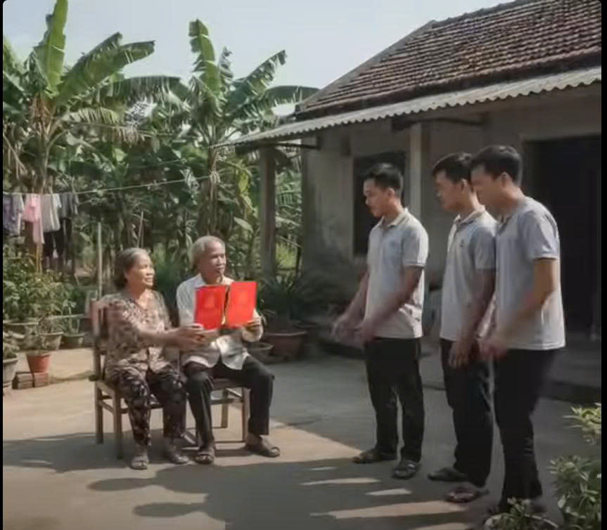 Cha mẹ sang tên nhà cho 2 anh trai, con trai út tức giận 6 năm không về nhà