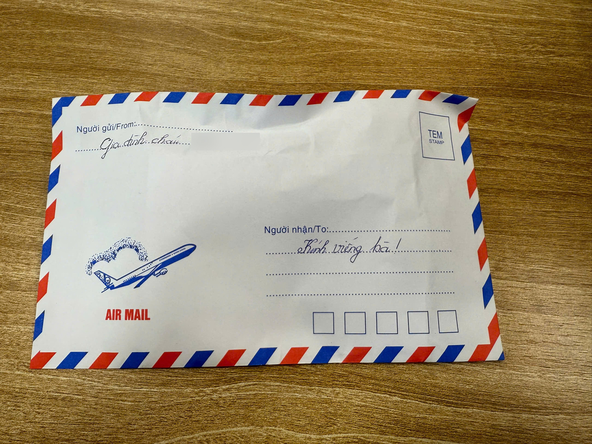 Phong bì của thông gia ngh;;èo khiến gia đình quan chức về hưu im phăng phắc