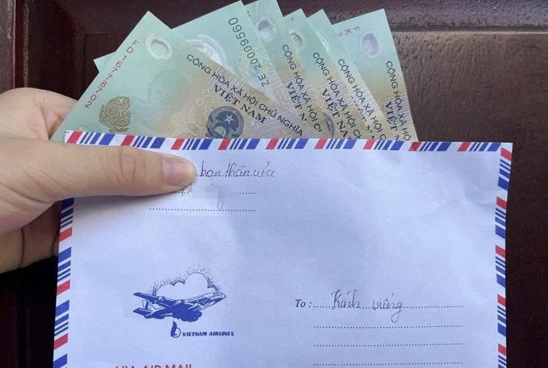 Tôi có một cô bạn thân, chơi với nhau từ những ngày thơ ấu. Hai đứa học chung 12 năm phổ thông,