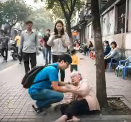 Cậu sinh viên ngh;;;;èo đưa bà cụ ng;;;;ất ngoài đường vào viện, không ngờ 3 tiếng sau, cuộc đời cậu hoàn toàn thay đổi