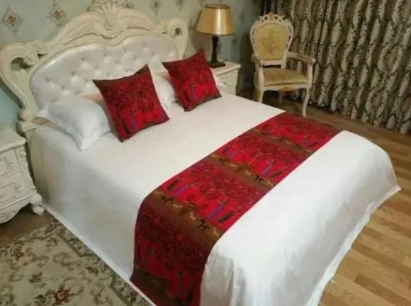 Tại sao lại có mảnh vải trải ngang trên giường khách sạn? Nhiều người không biết tác dụng, hãy nghe cô dọn dẹp nói thật