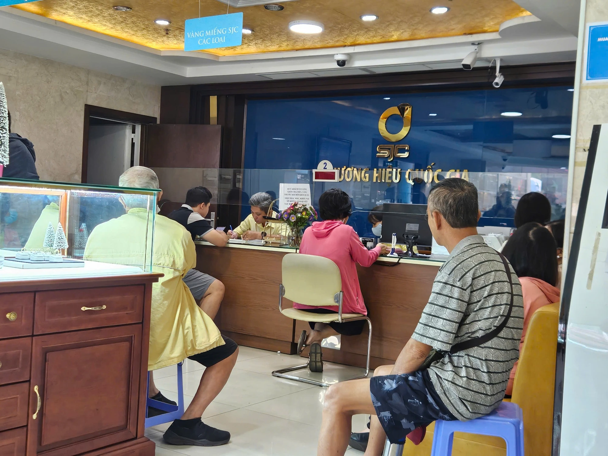 Giá vàng cập nhật lúc 10h sáng hôm nay 4/2/2026: Giá vàng SJC tăng lên 180 triệu; thế giới tăng vượt 5000 USD